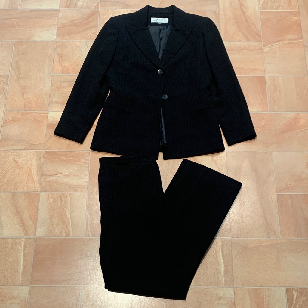 Tahari Women's Black Pinstripe Business Jacket Blazer Suit & Pants Set